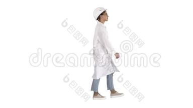 行走的女工程师，双手插在白色背景的口袋里。