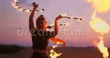 火舞者对抗日落。 在舞蹈表演中，一个年轻的女人用她的火箍在夕阳<strong>下摆</strong>姿势。