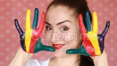 肖像学生女孩微笑，展示<strong>彩绘</strong>彩色的手。 概念-快乐，艺术，<strong>创意</strong>，好心情，快乐