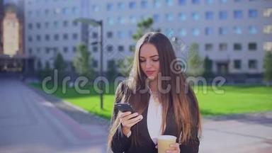 年轻的职业女商人或女学生、走路和使用手机、智能手机、发短信的妇女