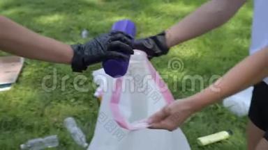 志愿者<strong>清理</strong>园区<strong>垃圾</strong>.. 人们在草地上捡一瓶塑料