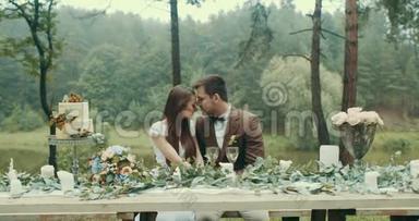 在雾蒙蒙的森林里，穿着老式布衣的英俊男子正<strong>轻轻地</strong>亲吻他的情人的头。 他们坐在桌边