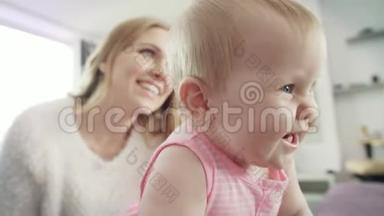 快乐的婴儿画像。 好奇的孩子探索世界。 小宝宝微笑