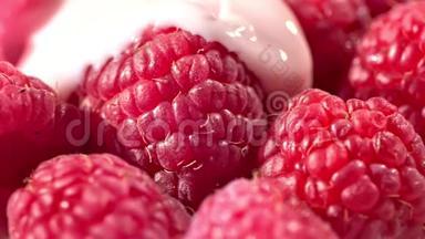 高角度，美味的甜点，新鲜的红树莓，倒入粘稠的白色酸奶或牛奶或奶油