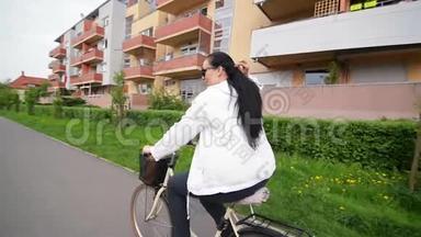 骑自行车的快乐年轻女人的肖像。 她把她美丽的头<strong>发散</strong>开了。
