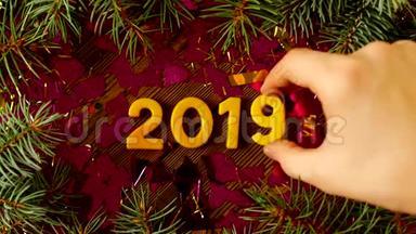 圣诞数字2018在木制背景与火花和火花，手取代2018与2019，更换，新的