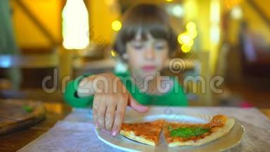 一个<strong>小孩</strong>子在快餐店<strong>吃</strong>披萨。 可爱有趣的白种人小男孩<strong>吃</strong>美味的意大利画