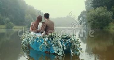 爱的欧库普正在享受雾蒙蒙的湖的自然，同时漂浮在装饰着绿色<strong>草</strong>药的浪漫的船上。 <strong>龙龙</strong>