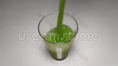 将新鲜的绿色芹菜汁倒入玻璃杯中。 抗氧化剂纯素植物饮食清洁身体和<strong>减肥</strong>