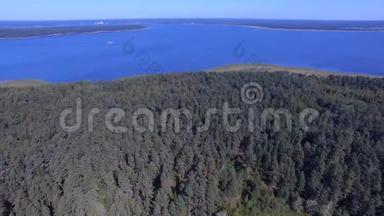 俄罗斯塞利格湖岛上森林和船只的鸟瞰图