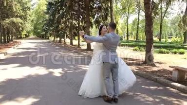 新婚夫妇结婚那天在公园跳<strong>华尔兹舞</strong>。