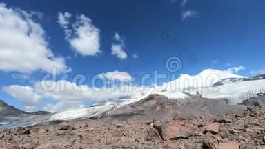 沉睡的埃尔布鲁斯火山脚的时间流逝，天空中白雪皑皑的山峰和移动的阴影和云彩