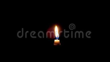 无声音离焦视频在黑色背景下建立白色火焰蜡烛，供圣诞节相关时刻使用