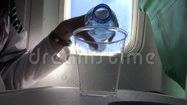4亚洲年轻乘客乘<strong>坐飞机</strong>时喝水