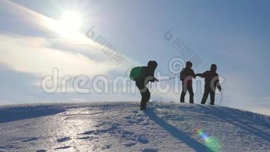 登山队员在冬天从山上下来绳子. 冬季协调良好的团队合作旅游。 旅行者从