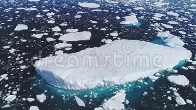 巨大的漂浮冰山空中跟踪射击