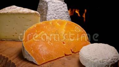 切成块的奶酪和蓝色的模子落在木板上