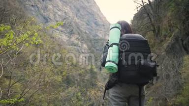 徒步旅行者女士背着背包在山上和山河湖上寻找，女孩在旅<strong>途中</strong>欣赏大自然的全景