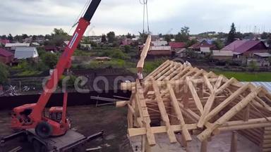 木屋建造的俯视图.. 剪辑。 乡村木屋建设的过程