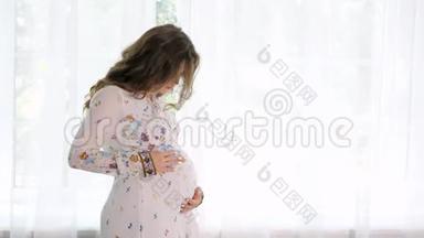 年轻漂亮的孕妇站在家门口