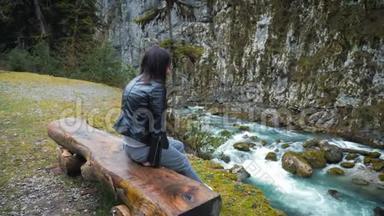 徒步旅行者女士在山上和山河湖上看风景，女孩在旅<strong>途中</strong>欣赏大自然的全景，放松假期