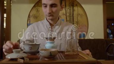 茶道大师用烧水壶浇热水，用中国式的茶道