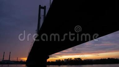 日落时分，在高高的大桥下观赏河上的灯笼。 连接两岸的建筑建筑