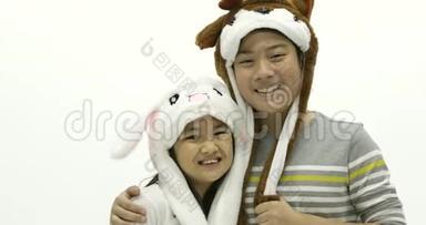 亚洲兄妹戴着漂亮帽子、面带笑容的肖像