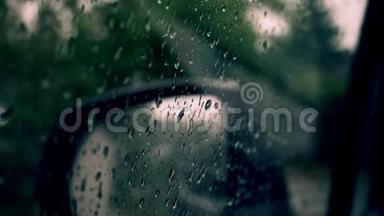 雨滴滴落在车窗玻璃上，雨天