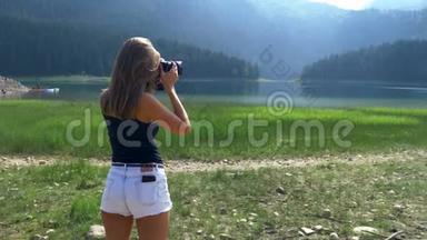 女孩站在风景的背景下拍照。