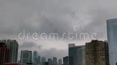 <strong>美国</strong>芝加哥的大雾。市中心有<strong>地标</strong>的城市景观。天气时间流逝。