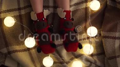 圣诞装饰。 以滑稽鹿的形式编织<strong>袜子</strong>。 特写镜头，孩子们`脚穿着<strong>袜子</strong>的背景