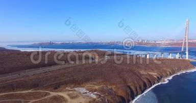 景观与冰田的阿穆尔湾和桥梁塞丹卡-德维斯。 俄罗斯海参崴