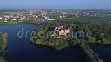 旧的尼斯维兹<strong>城堡</strong>在五月的早晨景观空中<strong>视频</strong>。 白俄罗斯