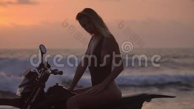 身着<strong>黑色比基尼</strong>的美女摆姿骑着汽车摩托车，傍晚的阳光染红了天空，