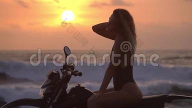 一边拍着沙滩上的红日落，一边骑着摩托车，一个苗条的女孩的剪影