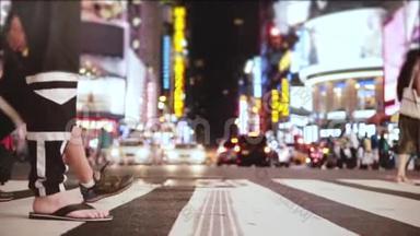 惊人的低角度慢动作镜头的人群走过街道与许多广告在晚上在<strong>时代广场</strong>，纽约。