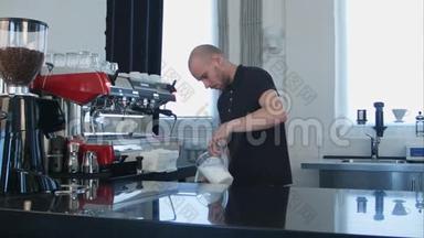 咖啡师的专业工作，为咖啡准备牛奶