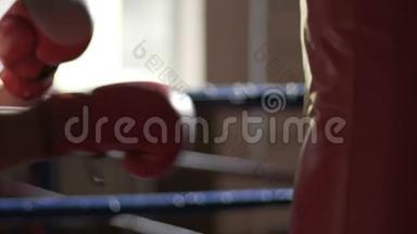 男拳击手在健身房打拳袋时肌肉发达，积极锻炼