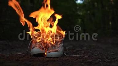 用白色高<strong>球鞋</strong>在森林里的乡村道路上燃烧。