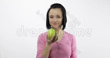 年轻的女人吃苹果说。 女孩先咬一口然后说想咬