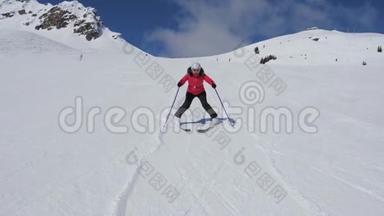 滑雪女新手在滑雪坡上小心放慢滑雪速度