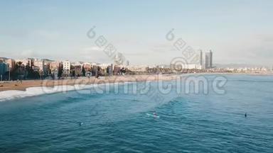美丽的海滨城市、现代建筑和人们在碧蓝的海水中游泳