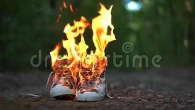 用白色高<strong>球鞋</strong>在森林里的乡村道路上燃烧。