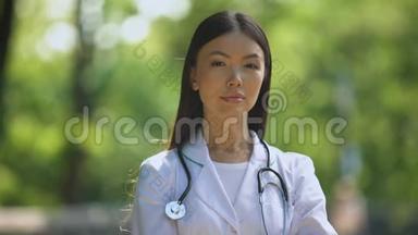 自信的护士在医院公园、医疗行业、卫生部门看镜头