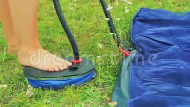 一个女人`她的脚用泵泵床垫。