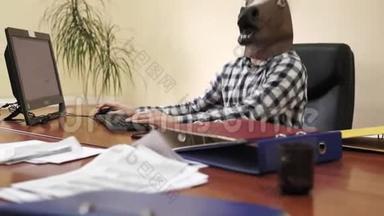 精神病办公室员工上班期间在电脑前戴马面具..
