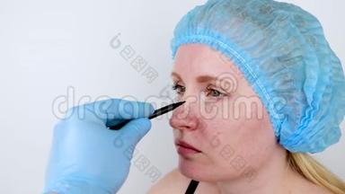 鼻成形术：接受整形外科手术的病人。 她必须要通过鼻子