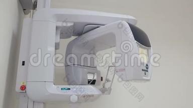 三维牙齿扫描仪装置，显示在白色牙科办公室。 豪华牙科诊所内部配备工具。 牙科