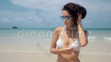 穿白色比基尼的女人在海滩上<strong>清爽</strong>